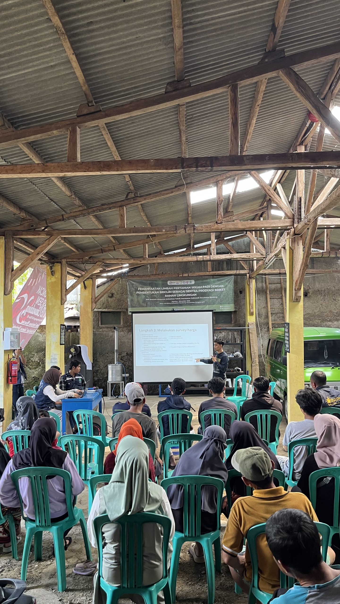 Mahasiswa POLMAN Mendorong Ekonomi Sirkuler di Lamajang lewat Pembuatan Briket Ramah Lingkungan