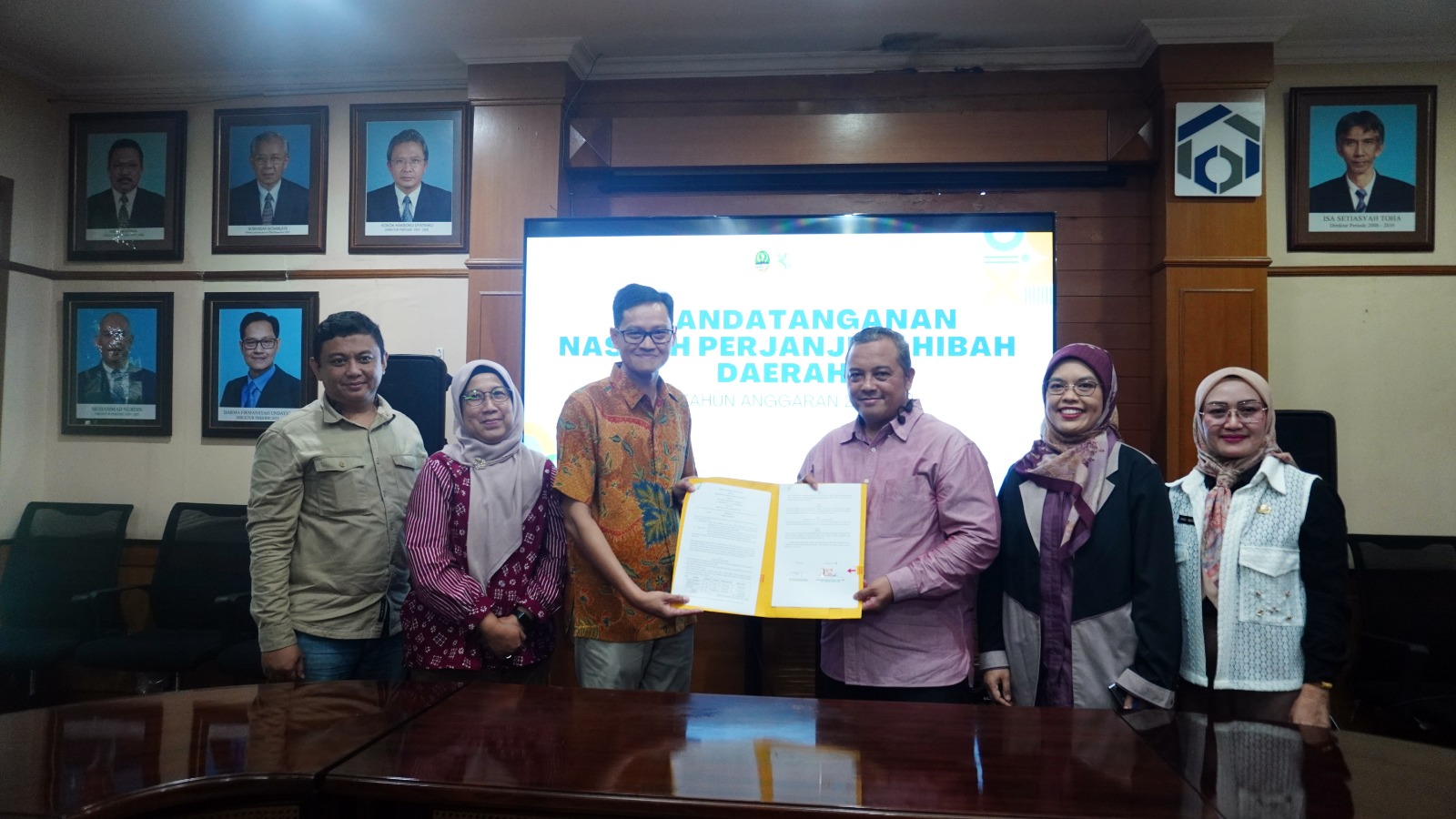 Penandatanganan Naskah Perjanjian Hibah Daerah: 193 Mahasiswa Polman Bandung Terima Beasiswa Jenius Jabar